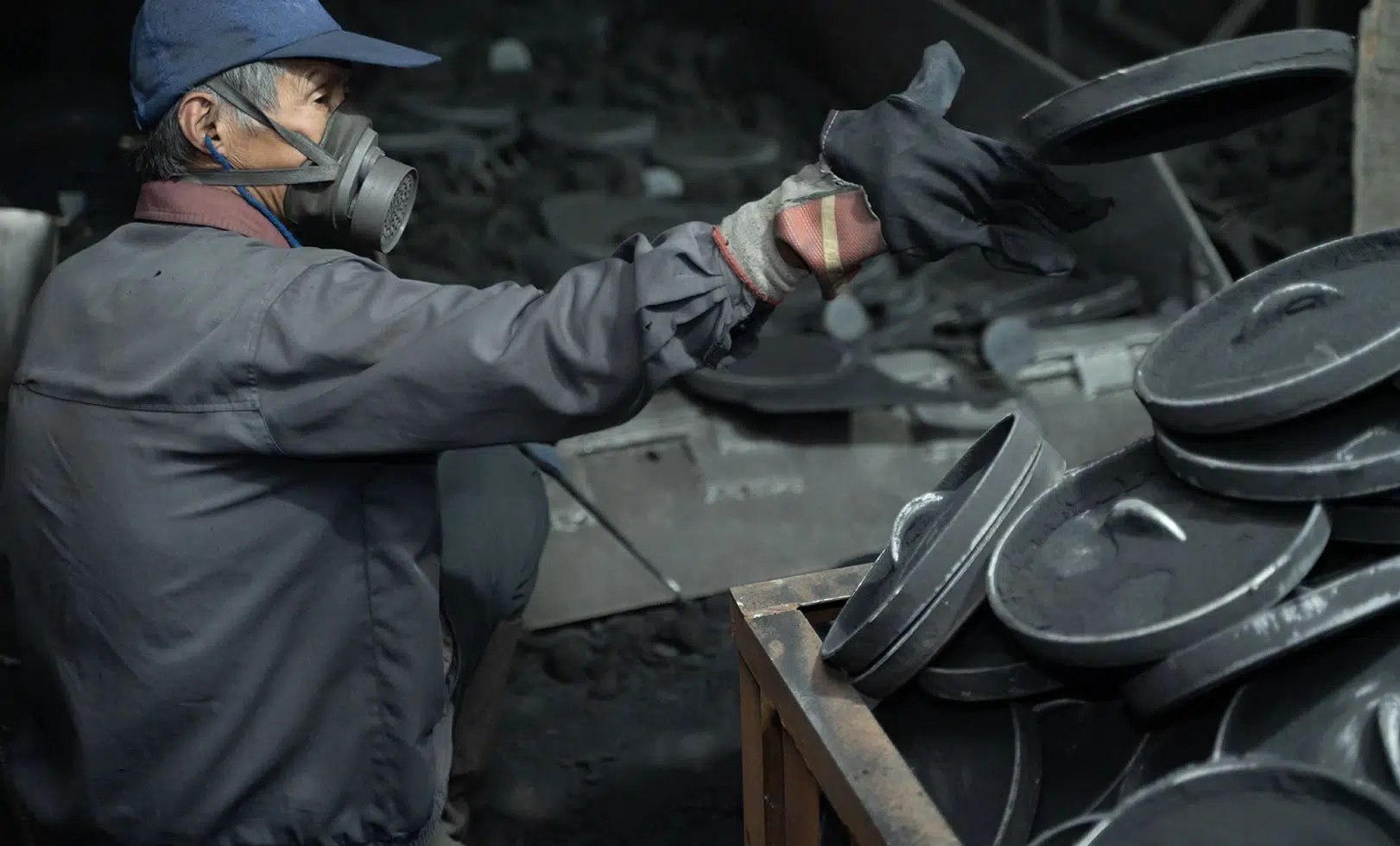 cast-iron-cookware-manufacturing-process-4-Demolding