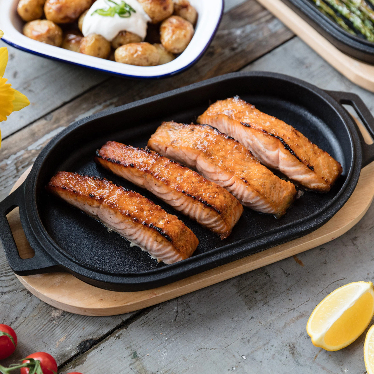 Cast iron sizzler serveware plate with food for restaurant service